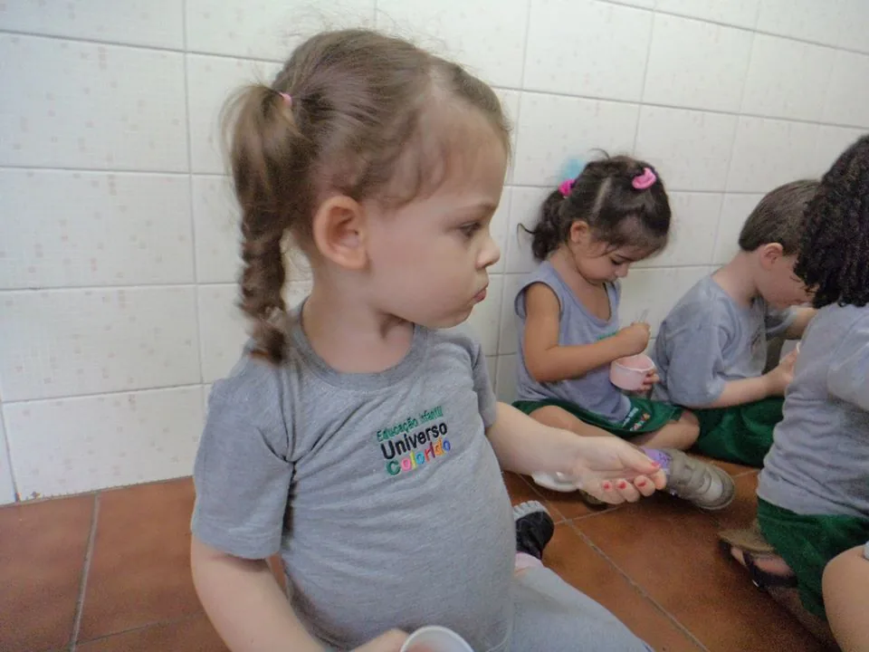 Crianças brincando na Escola Universo Colorido em Cubatão